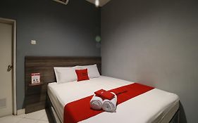 RedDoorz Plus near RS Harapan Kita